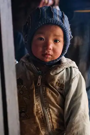 ネパールでのラフティングとキャニオニングを通じた教育支援, 帽子をかぶった子供の立ち姿