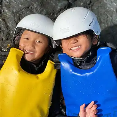 brother and sister enjoying minakami family canyoning, みなかみ(水上)家のキャニオニングを楽しむ兄妹