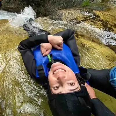 水上半日キャニオン旅行でライフジャケットを着てきれいな川を逆さまに滑る, sliding upside down in a clean river with life jacket in minakami half day canyoning trip.