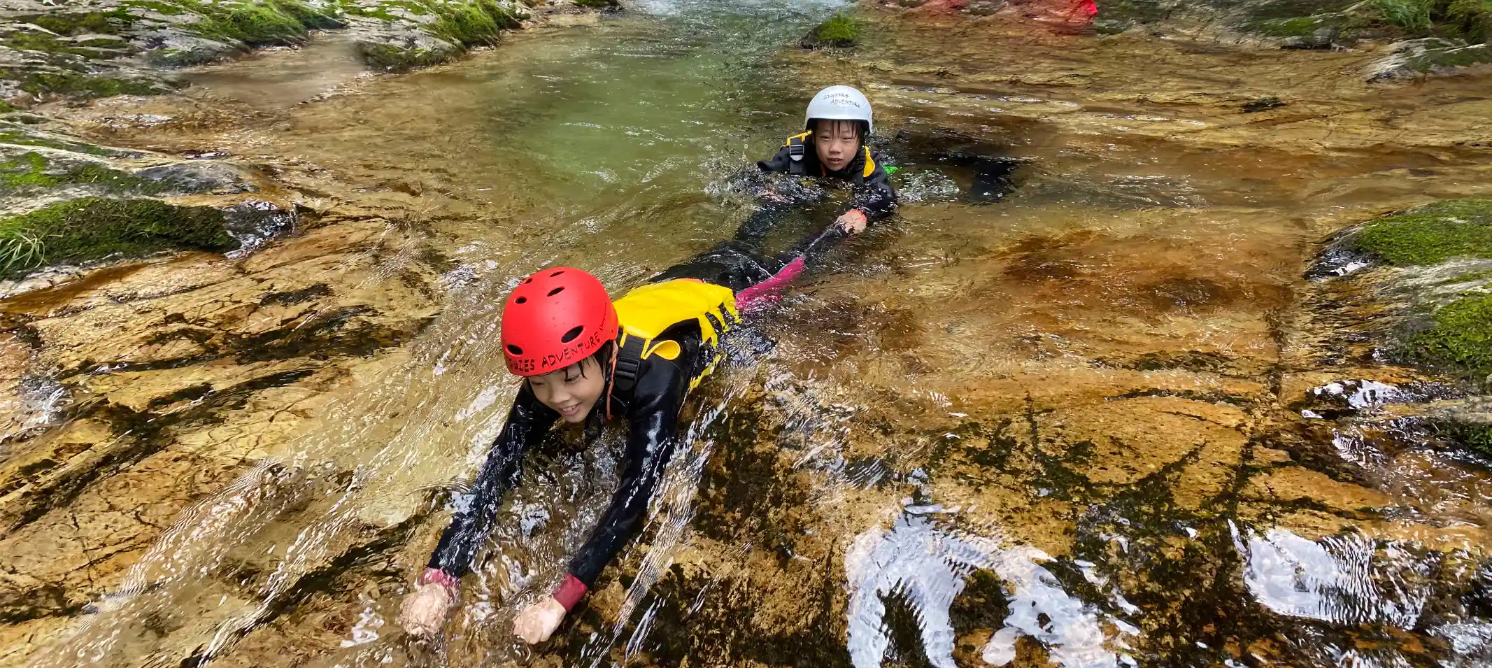 two kids sliding in minakami river,二人の子供が水上川でスライドしている, 水上キャニオニング, みなかみキャニオニング 