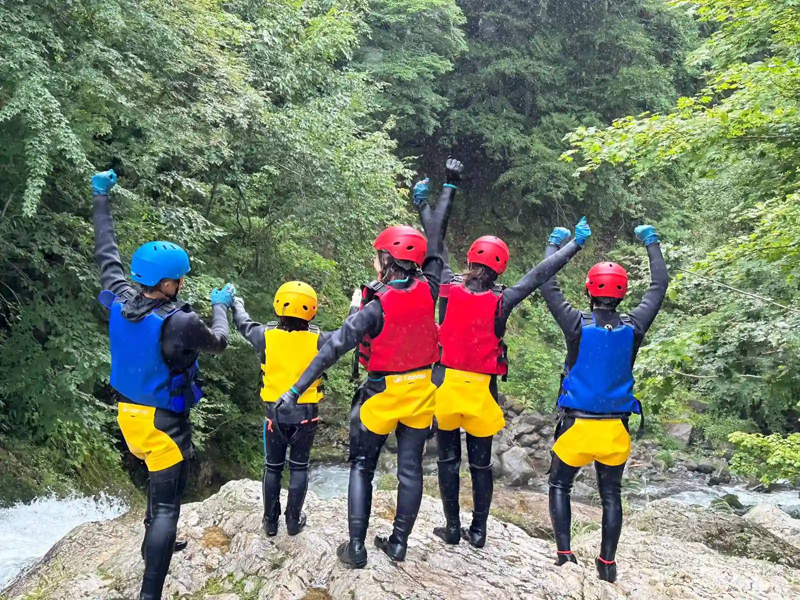 (水上)みなかみキャニオニングチームがみなかみ半日キャニオニングアドベンチャーの成功完了を勝利のポーズで祝う,Minakami canyoning team celebrating successful completion of minakami half day canyoning adventure with victory poses
